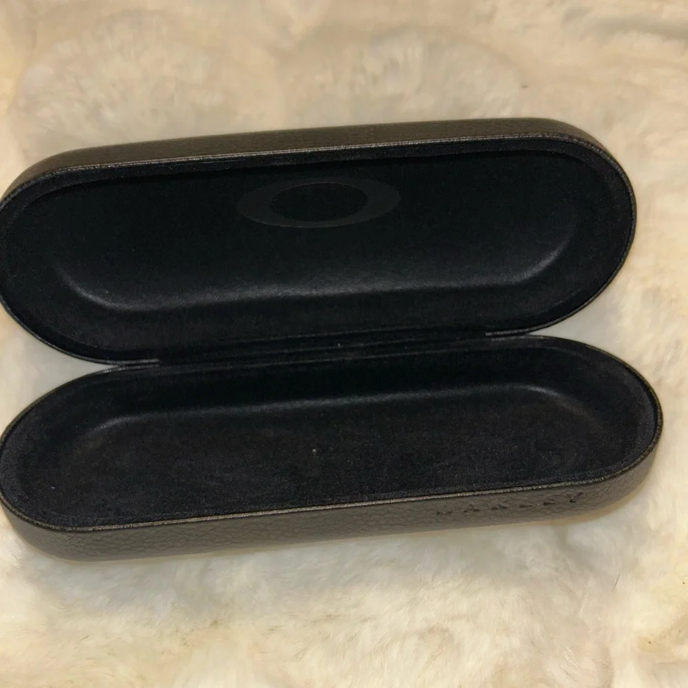 Oakley Unisex Vintage Black Hardshell Sunglass Case with Clamshell Closure